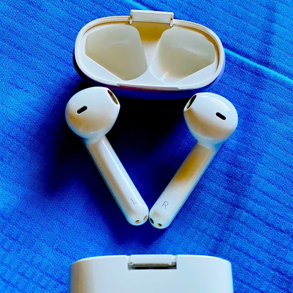 1st Generation 😄 AirPods ~ 🎵 NOTE: Left Pod Sometimes Doesn’t Work